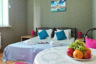 Гостевой дом Апарт-отель Home Краснодар Стандартный номер с 2 односпальными кроватями и диваном-7