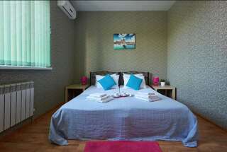 Гостевой дом Апарт-отель Home Краснодар Стандартный номер с 2 односпальными кроватями и диваном-1