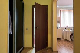 Гостевой дом Апарт-отель Home Краснодар #11 (Kingsize Bed + 2х спальный диван)-7