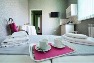 Гостевой дом Апарт-отель Home Краснодар Стандартный номер с 2 односпальными кроватями и диваном-19
